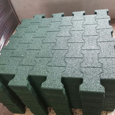 Buon prezzo Matte a forma di osso di cane verde anti scivolamento Piastrelle di gomma riciclata per esterni leggere in linea