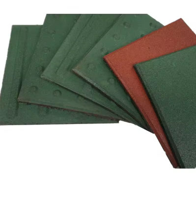 Bon prix Cour de sport durable entrepôt atelier jardin d'enfants tapis de sol en caoutchouc polychrome carreaux en caoutchouc de terrain de jeu en ligne
